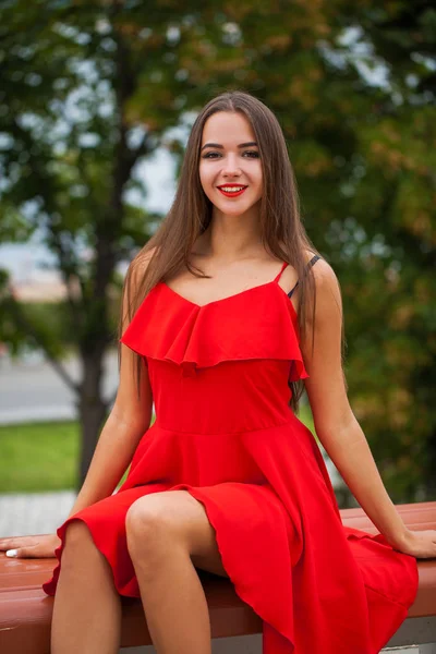 Szexi fiatal gyönyörű barna nő piros ruhában — Stock Fotó