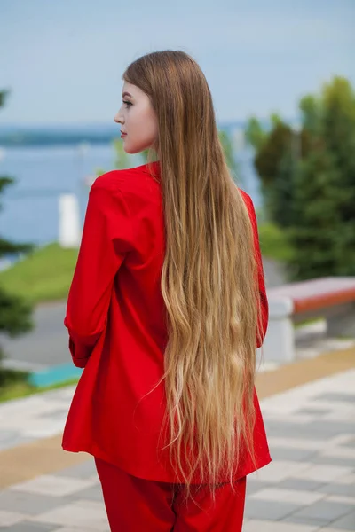 Back View närbild porträtt ung vacker blondin modell i rött — Stockfoto