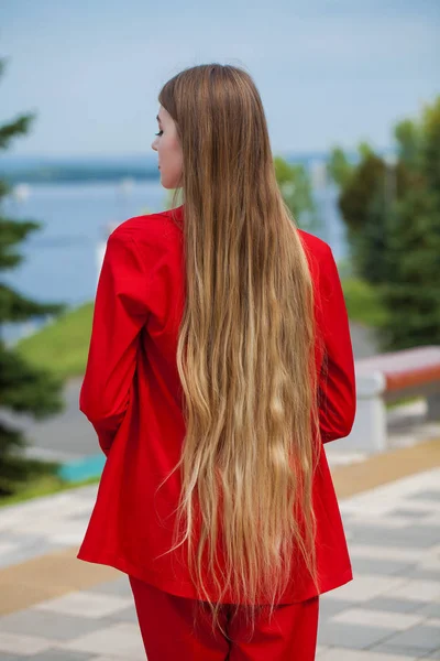 Pohled zezadu blízký portrét mladý krásný blonďatý model červený — Stock fotografie