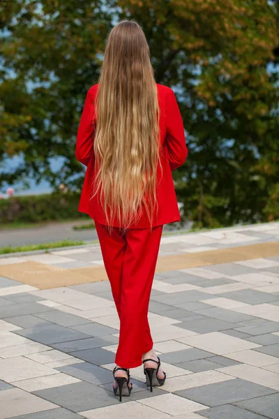 Arrière vue gros plan portrait jeune belle mannequin blonde en rouge — Photo