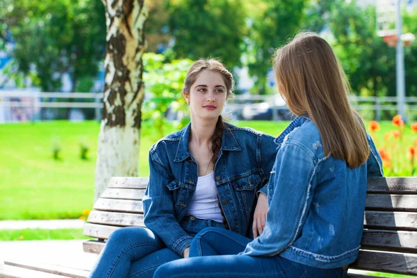 Dos hermosas novias están hablando en un parque sentado en un ben —  Fotos de Stock