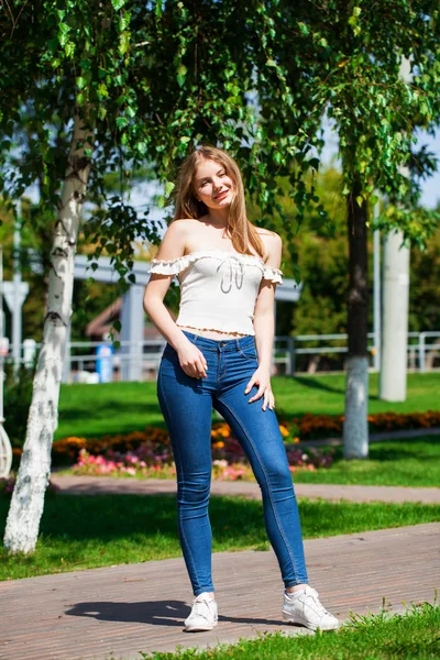 Jovem loira mulher de negócios em jeans azuis e camisa branca — Fotografia de Stock