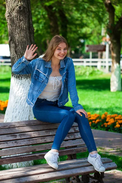 Menina loira bonita em jaqueta jeans jeans e azul — Fotografia de Stock