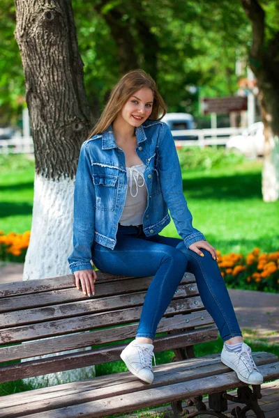 Bella ragazza bionda in giacca di jeans e jeans blu — Foto Stock