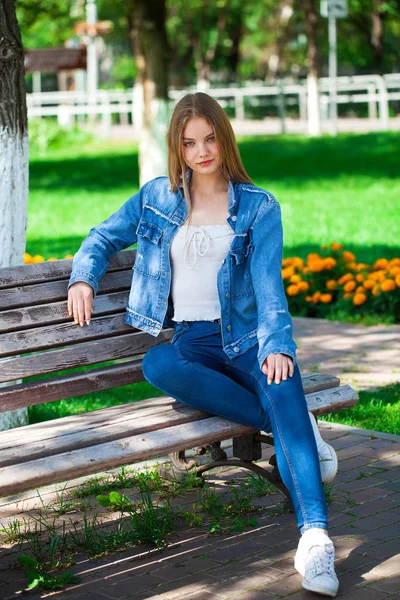 Красива блондинка в джинсовій куртці і блакитних джинсах — стокове фото