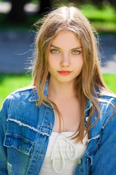 Portrait of a young beautiful girl in on summer park background — Stock Photo, Image