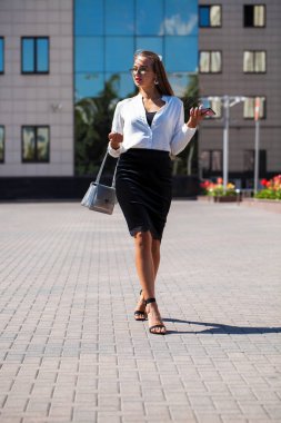 Genç esmer kadın telefonda mesaj okuma