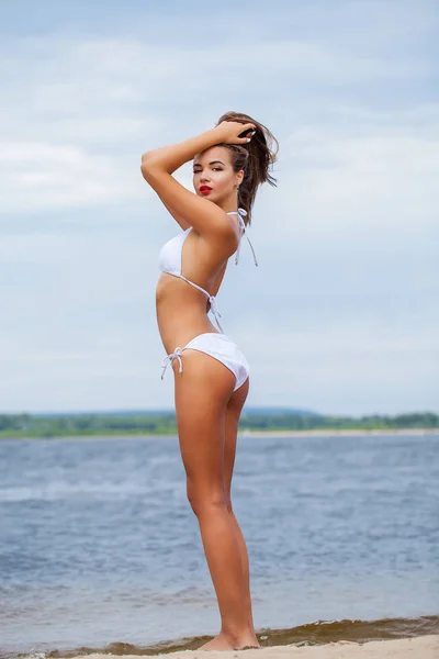 Porträt eines jungen schönen Mädchens im weißen Badeanzug — Stockfoto