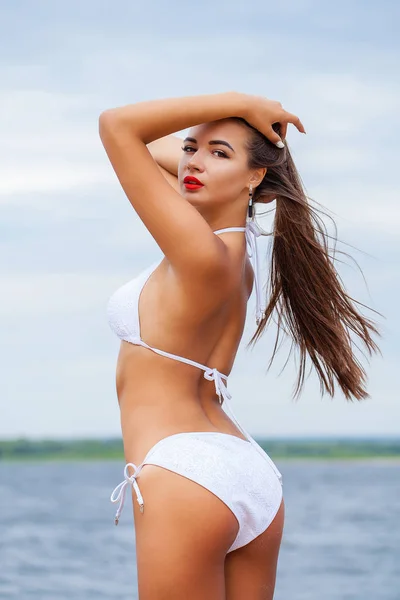 De cerca retrato hermosa morena sexy mujer en bikini blanco — Foto de Stock