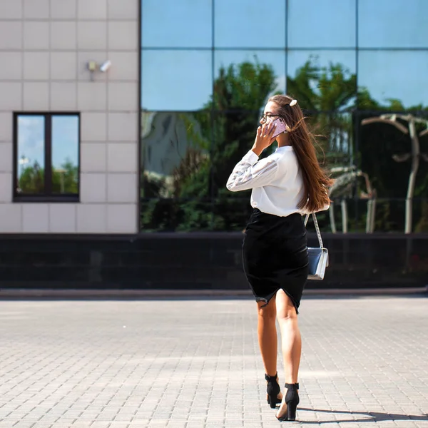 Jeune femme brune appelant par téléphone — Photo