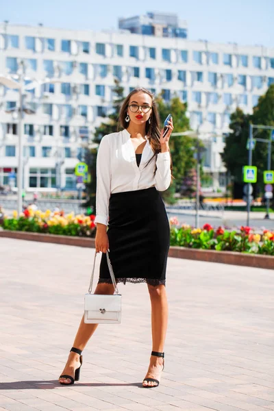 Mujer morena de negocios en la calle de verano — Foto de Stock