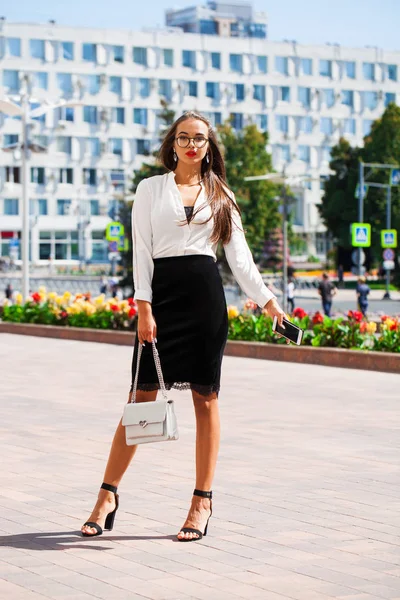 Femme brune d'affaires marchant dans la rue d'été — Photo