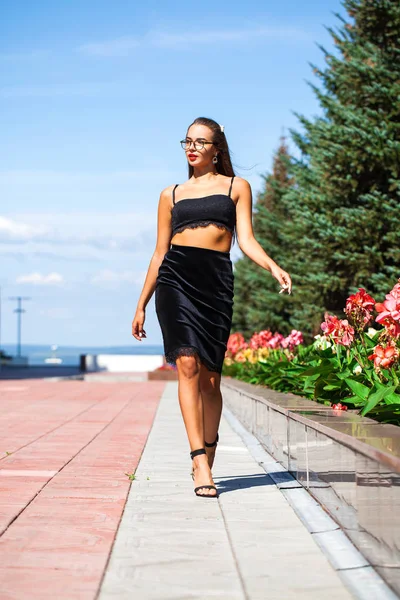 Mujer sexy caminando en la calle de verano — Foto de Stock
