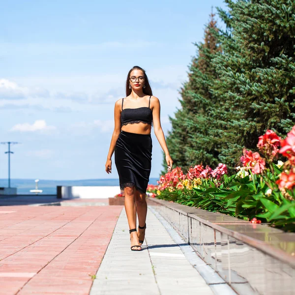 Sexy woman walking in summer street — Stock Photo, Image