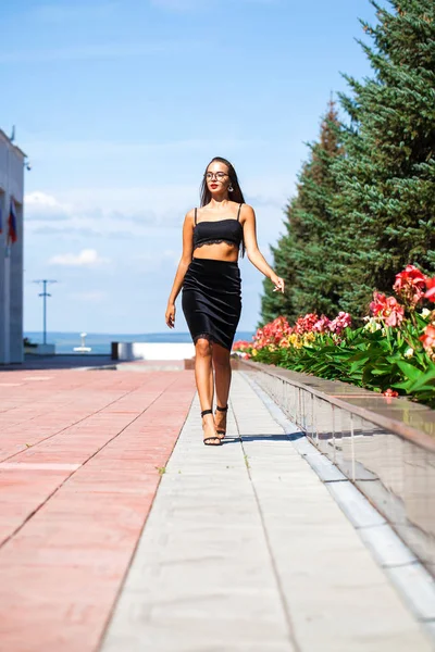 Donna sexy che cammina in strada estiva — Foto Stock
