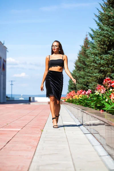 Sexy woman walking in summer street — Stock Photo, Image