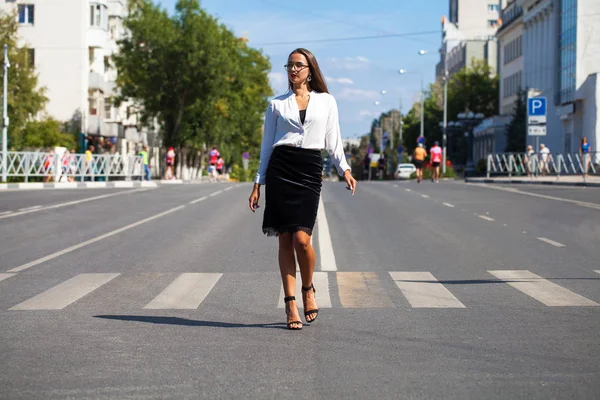 İş esmer kadın yaz sokakta yürüyüş