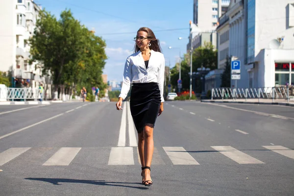 Femme brune d'affaires marchant dans la rue d'été — Photo