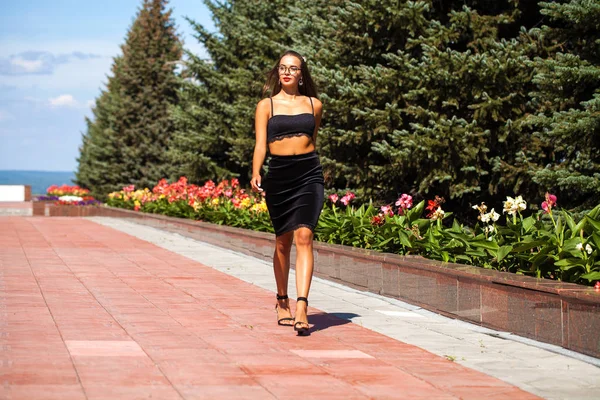 Sexy žena procházka v letní ulici — Stock fotografie