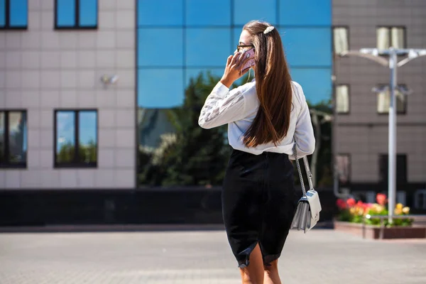 Jovem morena chamando por telefone — Fotografia de Stock