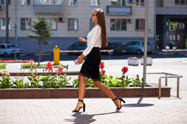 Business brunette woman walking in summer street — Stock Photo, Image