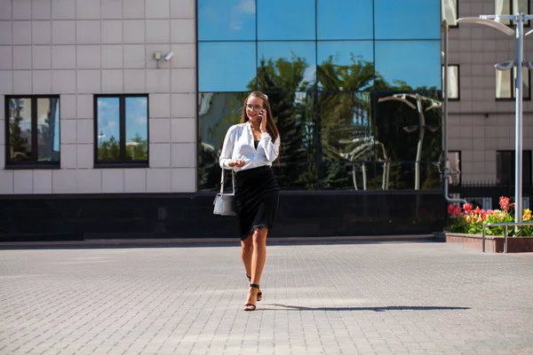 Telefon ederken genç esmer kadın 