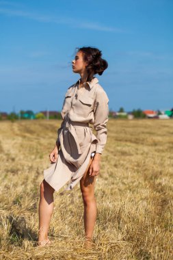 T karşı poz bej elbise genç güzel esmer model