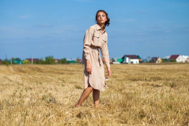 T karşı poz bej elbise genç güzel esmer model