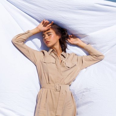 Bir karşı poz bej elbise genç güzel esmer kız 