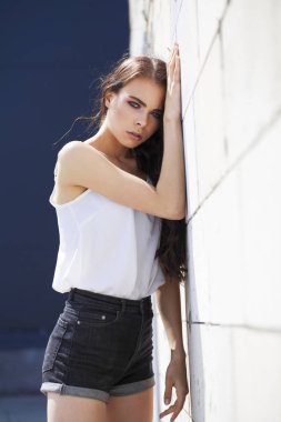 Beyaz yaz bluz ve kot güzel genç esmer model, su