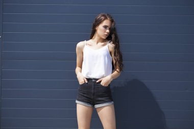 Beyaz yaz bluz ve kot güzel genç esmer model, su