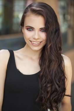 Güzelliği uydur. Siyah portre genç esmer kadın kadar yakın 