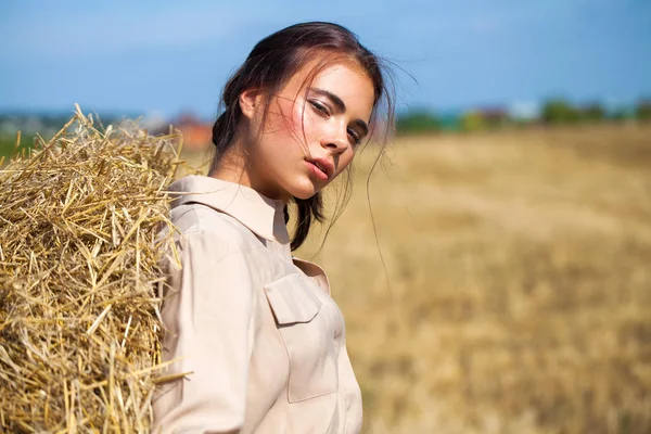 Gadis cantik dalam gaun krem berpose di latar belakang haysta — Stok Foto