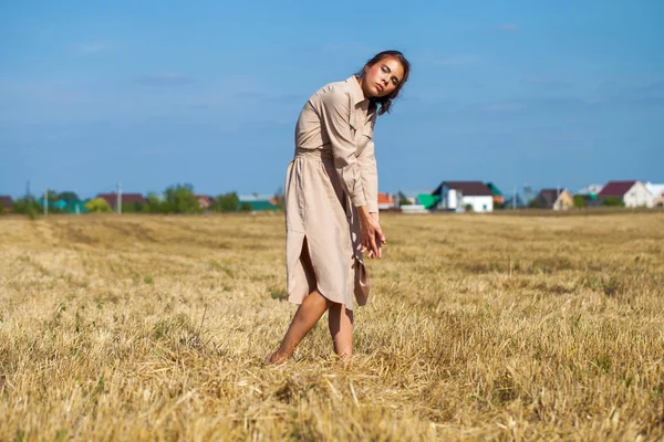 T karşı poz bej elbise genç güzel esmer model