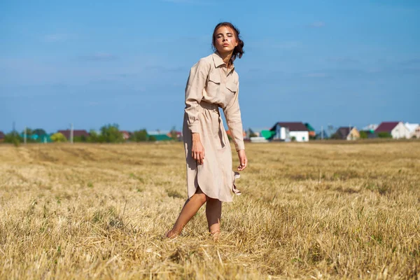 T karşı poz bej elbise genç güzel esmer model