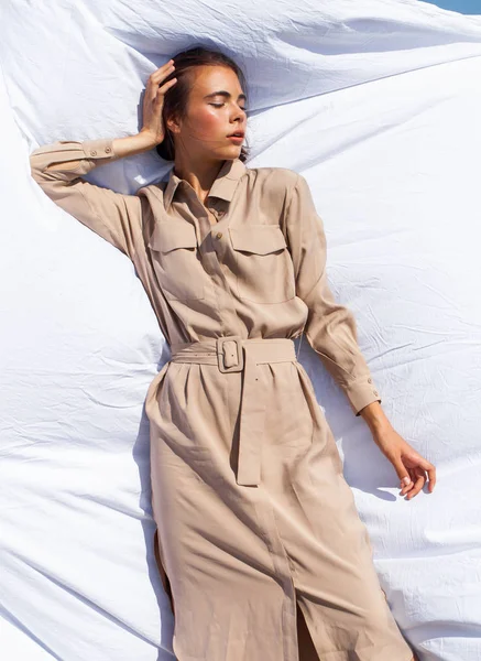 Bir karşı poz bej elbise genç güzel esmer kız 