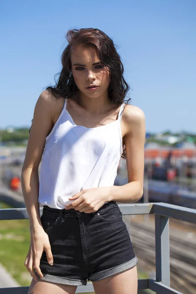 Bonita joven modelo morena en blusa de verano blanca y jeans, su —  Fotos de Stock