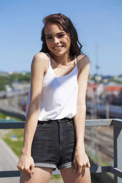Sonriente modelo morena en blusa blanca de verano, calle de verano hacia fuera —  Fotos de Stock
