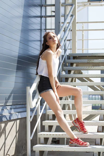 Beyaz yaz bluz ve kot güzel genç esmer model, su