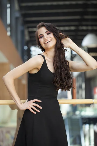 Compõe a beleza. Close up retrato jovem morena mulher em preto — Fotografia de Stock