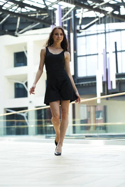 Full Body portret van een gelukkige jonge brunette vrouw in Black dres — Stockfoto