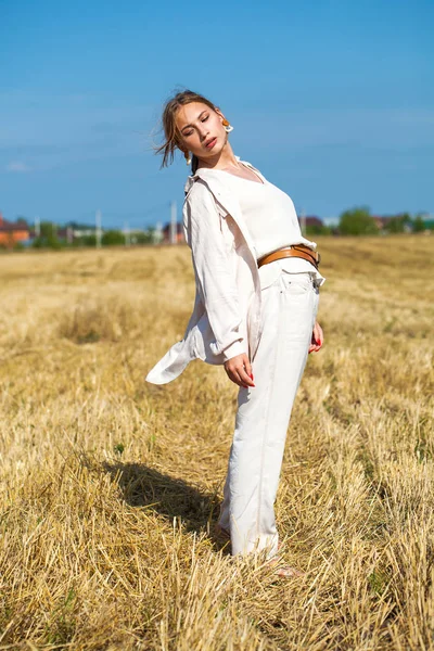 Ung vacker blond kvinna i en beige kostym poserar mot — Stockfoto