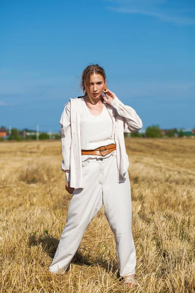 Tineri frumos blonda femeie în un costum bej pozând împotriva the — Fotografie, imagine de stoc