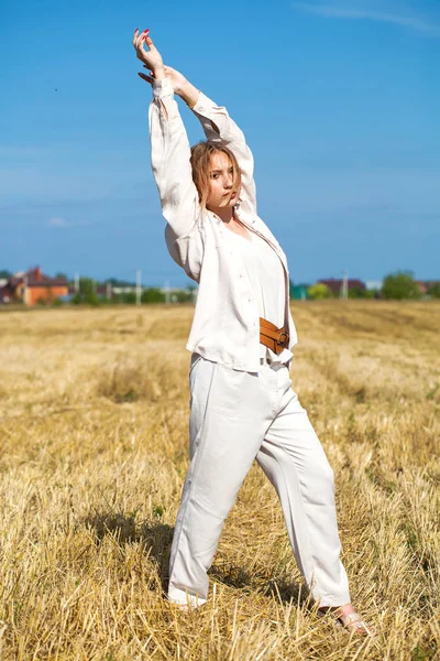 Ung vacker blond kvinna i en beige kostym poserar mot — Stockfoto