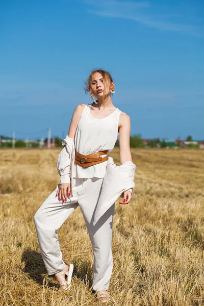 Joven hermosa mujer rubia en un traje beige posando contra el — Foto de Stock