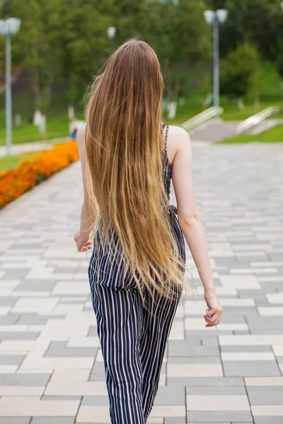 Vrouwelijke haar terug schoonheid — Stockfoto