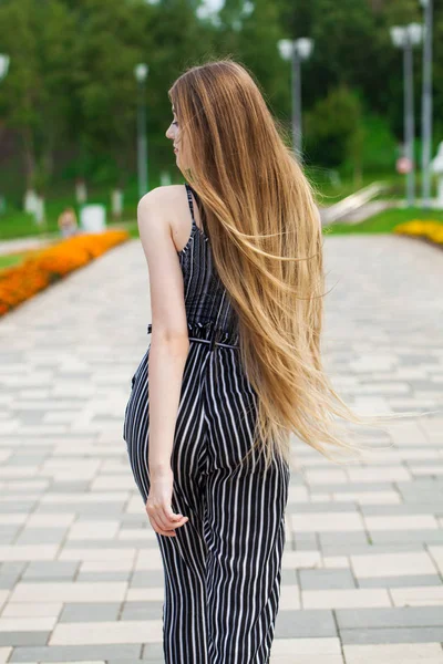 Kobiece włosy piękno pleców — Zdjęcie stockowe