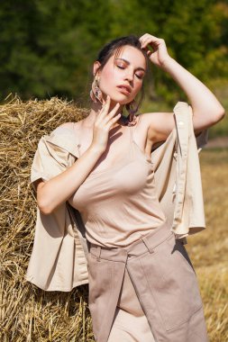 Karşı poz bej elbise genç güzel esmer model 