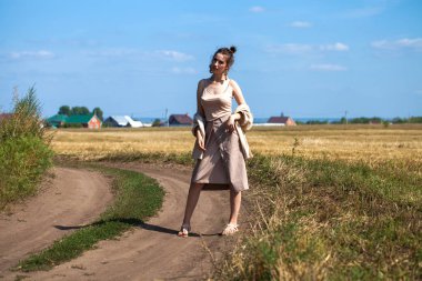 T karşı poz bej elbise genç güzel esmer model