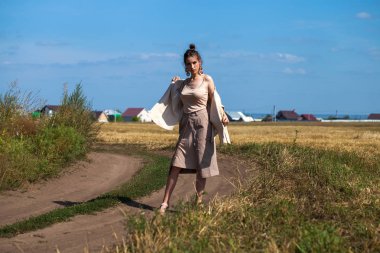 T karşı poz bej elbise genç güzel esmer model